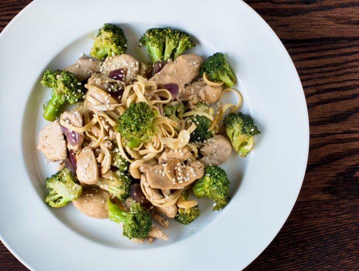 broccoli-chicken-and-cashews-stir-fry-in-teriyaki-sauce-and-linguini-9679