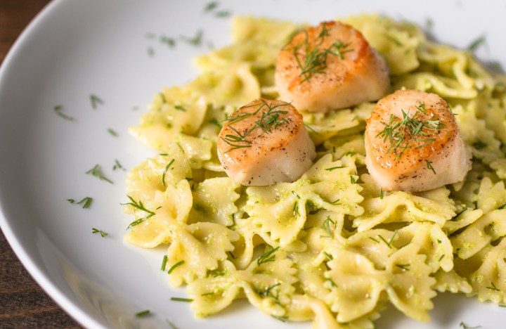 dill-pesto-with-bowtie-pasta-and-scallops-lr-4705
