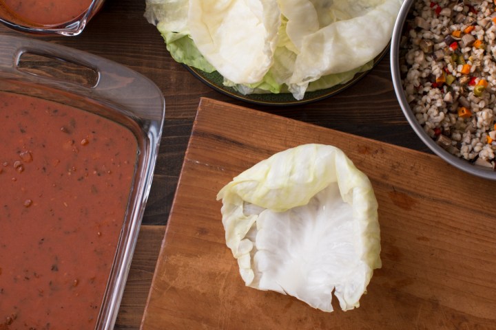 Miz and steps for making stuffed cabbage rolls in red sauce lr-7867